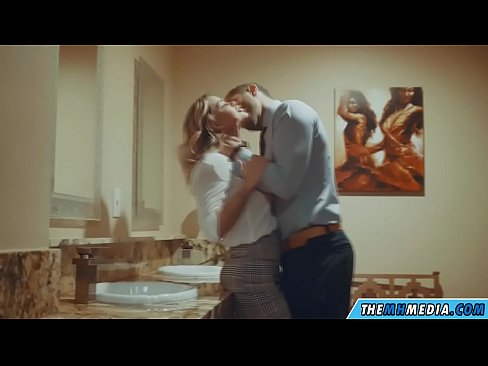 ❤️ Ketika seorang pirang berdada menggoda Anda di toilet umum ❤❌ Porno di id.sex78.ru